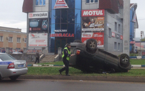 Рано утром на Производственной перевернулась иномарка