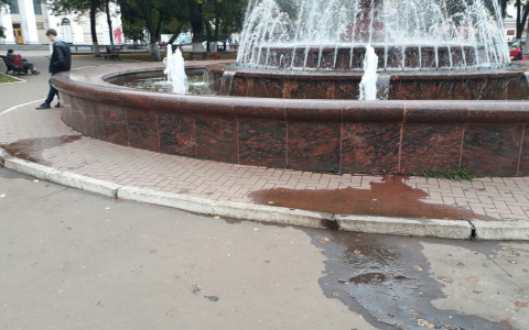 Фонтан на Театральной площади начал протекать