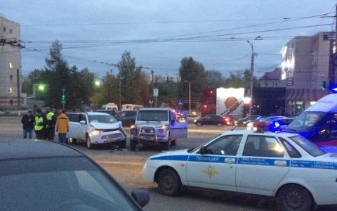 В Кирове столкнулись Mitsubishi и Gelandewagen: на месте работают медики