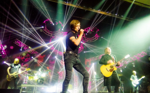 Солист группы «Би-2» во время концерта сел к кировчанке на колени