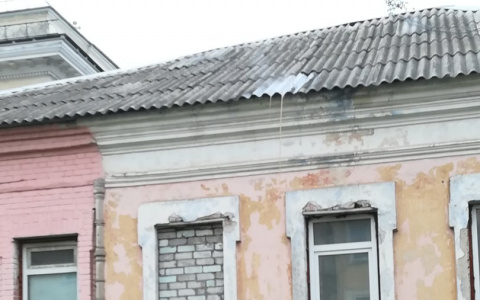 В центре Кирова с крыши дома лился кипяток