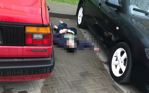 На улице Комсомольской около новостройки лежит труп