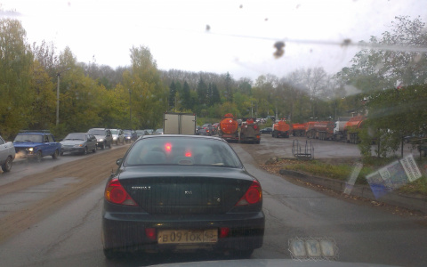 Утром Киров встал в пробках из-за аварий: водители винят в этом непогоду