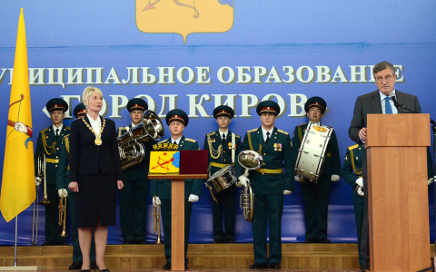 Новому мэру Кирова на инаугурации подарили дневник и дружбу