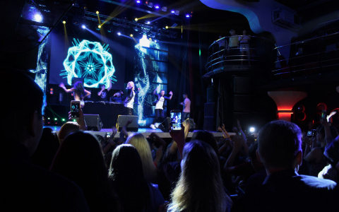 Концерт «Вирус» в Кирове: день рождения группы и зал, прокричавший хиты