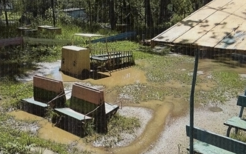 В Кирове после ремонта дороги затопило территорию детского сада