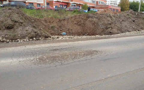 Свежий асфальт по улице Комсомольской пришел в негодность