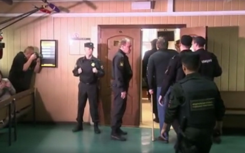 На заседании суда экс-губернатора Кировской области активистки оголили грудь