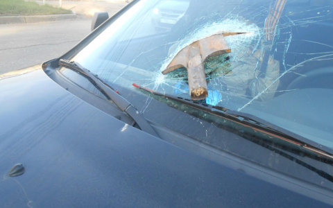 В Кирове в лобовое стекло «Лады Приоры» прилетела лопата