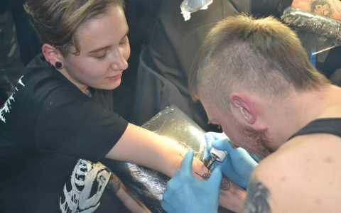 Татуировщик: "Девушки просят рисунок в интимных местах"