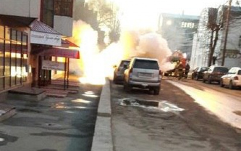 В Кирове во время стоянки вспыхнула Toyota Land Cruiser