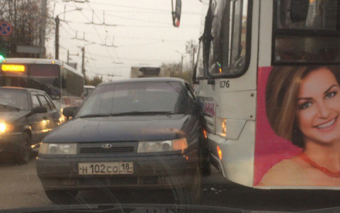 Из-за столкновения автобуса и ВАЗа «встал» центр Кирова