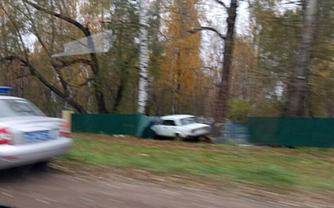 В Кировской области «семерка» влетела в ограждение кладбища