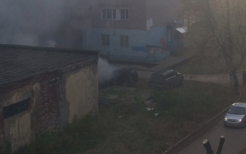 В Кирове во дворе дома вспыхнула машина