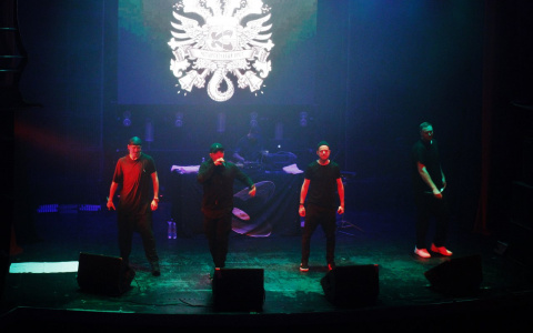 Участник группы «Каста» взял у кировчанки из зала телефон