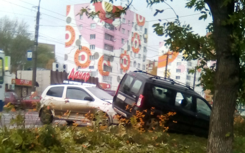 В Кирове 19-летний водитель Hyundai Getz снес с дороги Lada Largus
