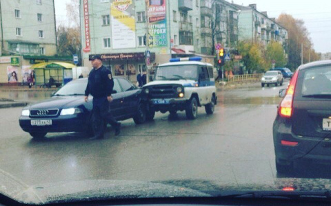 В Кирове Audi без водителя въехала в «УАЗ»