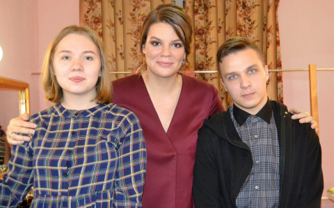 Вера Полозкова на видео прочитала стих с кировским битбоксером