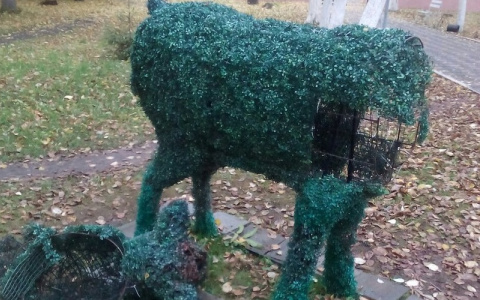 В сквере на Дружбе вандалы вновь сломали скульптуру оленя