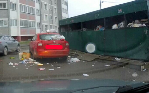 В Чистых прудах иномарку завалили мусором за парковку у контейнеров