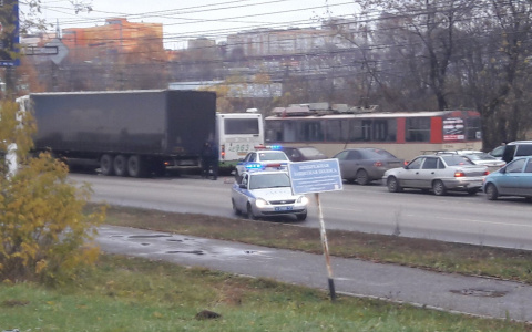 Массовое ДТП на Юго-Западе: из-за столкновения 4 машин движение парализовано