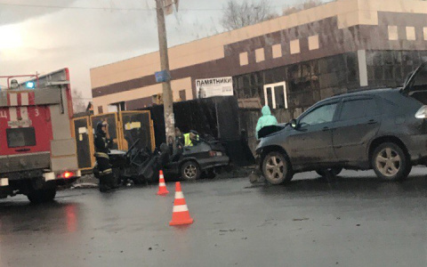 В Кирове столкнулись Lexus и ВАЗ: водителя «Лады» вырезали из авто