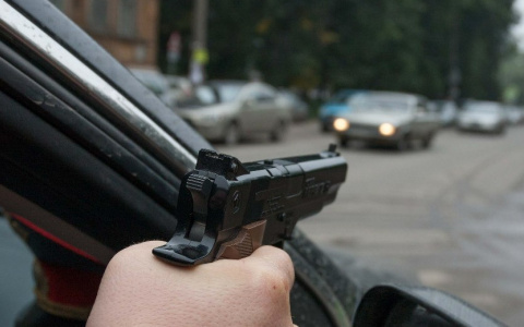 В Кирове водителя "восьмерки" остановили после стрельбы по колесам