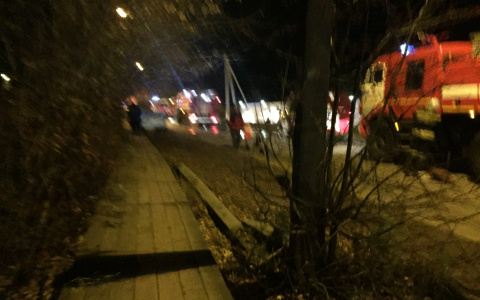 В Вересниках вспыхнул гараж с машиной: из-за пожара была перекрыта дорога