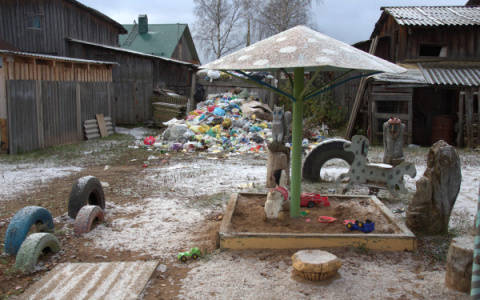 В пригороде Кирова образовалась свалка прямо на детской площадке