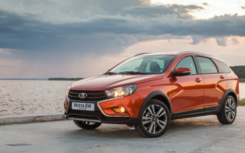 LADA Vesta SW и LADA Vesta SW Cross в автосалоне ГУСАР