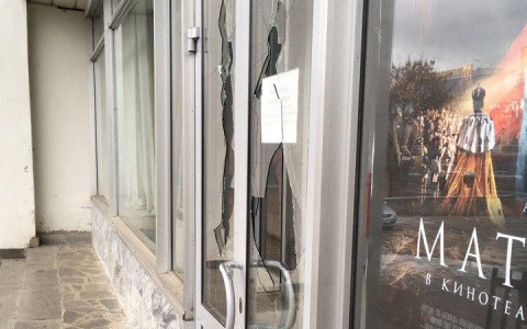 В "Колизее" из-за премьеры "Матильды" разбили стеклянные двери