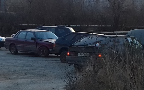 На Луганской столкнулись три машины: образовался километровый затор