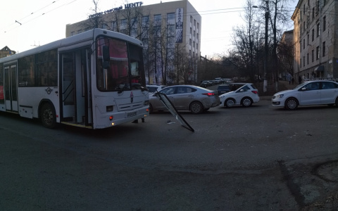 В Кирове столкнулись два автобуса: от удара у одного из них вылетело лобовое стекло