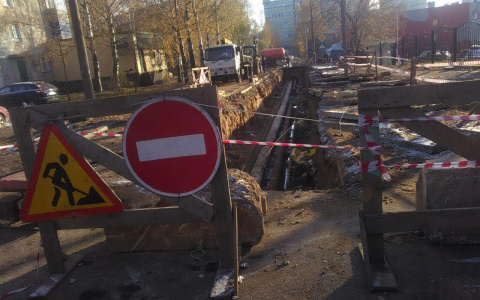 На Горбуновой в Кирове разрушили новый асфальт из-за ремонта коммуникаций