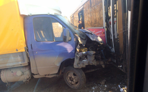 В новом микрорайоне Кирова пассажирский автобус столкнулся с "Газелью"