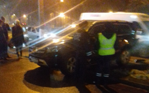 Пенсионер на Hyundai протаранил Mercedes и ограждение на Октябрьском проспекте