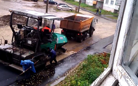 В Мурыгино рабочие укладывали асфальт в дождь