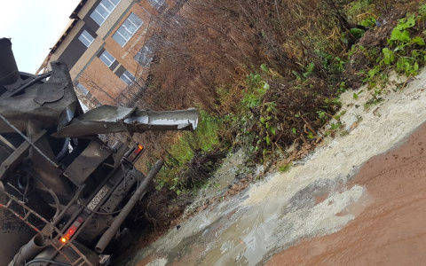 В центре Кирова водитель смыл грязь с бетономешалки в Вятку