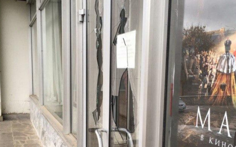 На кировчанина, разбившего дверь в "Колизее" из-за "Матильды", завели дело