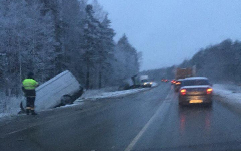 Утром в Кирове столкнулись два фургона: одна из машин опрокинулась