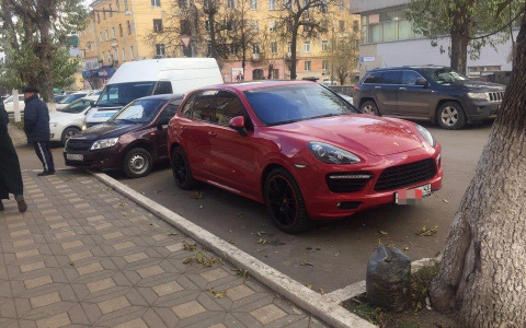 Большегруз на газоне и парковка на зебре: подборка автохамов в Кирове