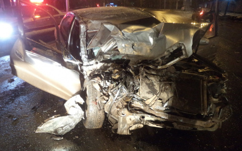 В Кирове иномарка влетела в отбойник и стоящую фуру: водитель в реанимации