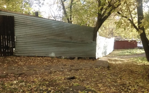 После рейда активистов в Кирове недострои оградили заборами