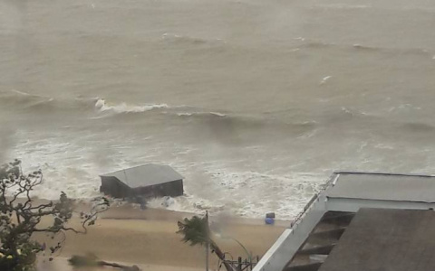 Кировчанин во Вьетнаме: "Из-за сильного ветра спящих туристов придавило рамой"