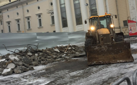 На Театральной площади вскрыли старый асфальт