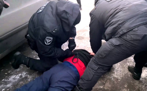 В Кирове два вандала проломили крышу в магазине