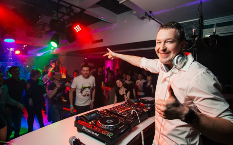 На вечеринке от Radio Record в Кирове выступит легендарный DJ Feel