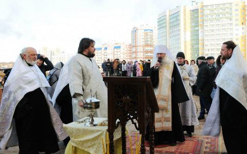 В Чистых Прудах установили новый купол и крест на строящийся храм