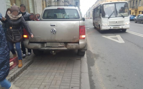 На Pikabu обсуждают мастерство парковки водителя из Кирова