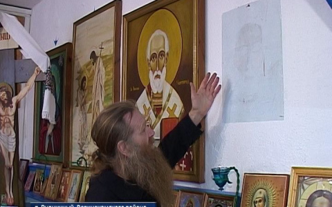 В Кировской области в колонии на стене проступил лик святого